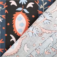 Baumwollstoff mit Streifenmuster in Schwarz und Dunkelblau, verziert mit floralen Ornamenten in Korallenrot, Hellblau und Weiß, dekorativ und modern - mit Rueckseite