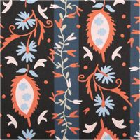 92436-Baumwollstoff-Alezia-Streifen-Blumen-schwarz-1-47m-Breite-IMG-6649.jpg Baumwollstoff mit Streifenmuster in Schwarz und Dunkelblau, verziert mit floralen Ornamenten in Korallenrot, Hellblau und Weiß, dekorativ und modern - Nahaufnahme