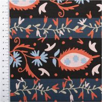 92436-Baumwollstoff-Alezia-Streifen-Blumen-schwarz-1-47m-Breite-IMG-6651.jpg Baumwollstoff mit Streifenmuster in Schwarz und Dunkelblau, verziert mit floralen Ornamenten in Korallenrot, Hellblau und Weiß, dekorativ und modern - Detailaufnahme mit Massband
