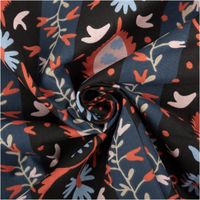 92436-Baumwollstoff-Alezia-Streifen-Blumen-schwarz-1-47m-Breite-IMG-6652.jpg Baumwollstoff mit Streifenmuster in Schwarz und Dunkelblau, verziert mit floralen Ornamenten in Korallenrot, Hellblau und Weiß, dekorativ und modern - kunstvoll eingedreht in Falten