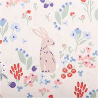 92437-Baumwollstoff-Berries-Tiere-Blumen-grau-1-47m-Breite-IMG-6641.jpg Baumwollstoff in Hellgrau mit buntem Muster: rote und lilafarbene Blumen, dazu kleine Tiere wie Hasen, Schafe, Enten und Igel, verspielt romantisch - Nahaufnahme Hasenmotiv