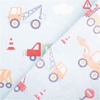 Baumwollstoff in Hellblau mit buntem Baustellenmotiv: orange Bagger, rote Lastwagen, gelbe Kräne, Straßenschilder und Wolken, fröhlich verspielt gestaltet - mit Rueckseite