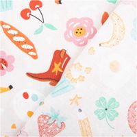 Baumwollstoff in Weiß mit buntem Muster: gelbe Sonnen, rote Stiefel, fliegender Dackel mit Brezel, Obst, Blumen und fröhliche Symbole - mit Rueckseite