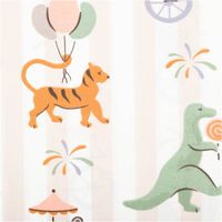Baumwollstoff mit dezenten Streifen in Beige und Weiß, verziert mit bunten Motiven: grüne Dinosaurier, orange Tiger, rosa Flamingos und graue Bären - Nahaufnahme