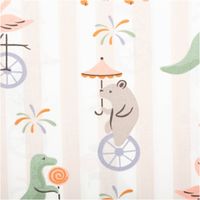 92441-Baumwollstoff-Fete-Dino-Tiger-Flamingo-Baer-Streifen-1-47m-Breite-IMG-6665.jpg Baumwollstoff mit dezenten Streifen in Beige und Weiß, verziert mit bunten Motiven: grüne Dinosaurier, orange Tiger, rosa Flamingos und graue Bären - Detailaufnahme