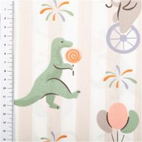 92441-Baumwollstoff-Fete-Dino-Tiger-Flamingo-Baer-Streifen-1-47m-Breite-IMG-6666.jpg Baumwollstoff mit dezenten Streifen in Beige und Weiß, verziert mit bunten Motiven: grüne Dinosaurier, orange Tiger, rosa Flamingos und graue Bären - mit Massband