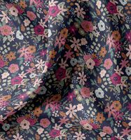 92444-Tischdeckenstoff-abwaschbar-Baumwollstoff-beschichtet-Enduit-Olga-Blumen-blau-rosa-1-45m-Breite-Screenshot-2025-08-26-113026.jpg Gewellt gelegter Tischdeckenstoff Brigitte mit abwischbarer Oberfläche und bunten Vintage-Blumen