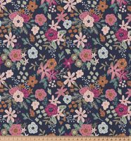 92444-Tischdeckenstoff-abwaschbar-Baumwollstoff-beschichtet-Enduit-Olga-Blumen-blau-rosa-1-45m-Breite-Screenshot-2025-08-26-113039.jpg Nahaufnahme des beschichteten Baumwollstoffs Olga in Dunkelblau mit rosa Blumenmuster mit Maßband unten