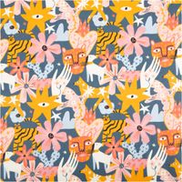 aumwollstoff mit buntem Design: gelber Tiger, Leopardenkopf, weiße Hunde, rosa Blumen und Herz mit Joy-Schriftzug auf dunkelblauem Hintergrund - Vollansicht