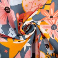 aumwollstoff mit buntem Design: gelber Tiger, Leopardenkopf, weiße Hunde, rosa Blumen und Herz mit Joy-Schriftzug auf dunkelblauem Hintergrund - kunstvoll eingedreht in Falten