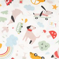 Baumwollstoff in Beige mit buntem Kindermotiv: fröhliche Hunde, gelbe Autos, rote Busse, Regenbögen, Wolken und Sterne, farbenfrohes, verspieltes Design - Nahaufnahme