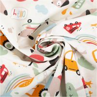 Baumwollstoff in Beige mit buntem Kindermotiv: fröhliche Hunde, gelbe Autos, rote Busse, Regenbögen, Wolken und Sterne, farbenfrohes, verspieltes Design - kunstvoll eingedreht in Falten