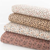 Baumwoll-Musselin in Beige mit feinem Allover-Muster: kleine rote und orange Blumen mit grünen Blättern, luftig, leicht und verspielt - mit anderen Stoffen in Szene gesetzt