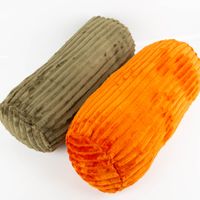 Runde Nackenrolle 20x45 cm aus weichem Plüsch in Cordoptik mit Streifenstruktur in leuchtendem Orange – perfektes Kuschelkissen für Komfort und Dekoration - in Szene gesetzt