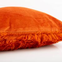 Orangefarbenes Kuschelkissen 45x45 cm mit einer flauschigen Plüschseite und einer glatten Veloursseite für gemütliche Wohnakzente - von der Seite