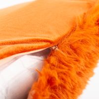 Orangefarbenes Kuschelkissen 45x45 cm mit einer flauschigen Plüschseite und einer glatten Veloursseite für gemütliche Wohnakzente - mit offenem Reissverschluss
