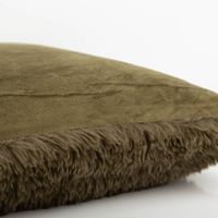 Kuschelkissen 45x45 cm in Wintergrün mit einer flauschigen Plüschseite und einer glatten Veloursseite – perfekt für gemütliche Wohnräume - von der Seite