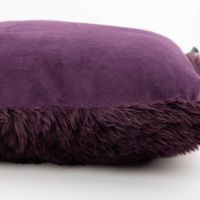 Kuschelkissen 45x45 cm in Dunkellila, Vorderseite aus flauschigem Plüsch, Rückseite aus weichem Veloursstoff - von der Seite