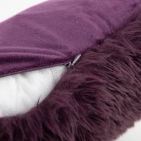 Kuschelkissen 45x45 cm in Dunkellila, Vorderseite aus flauschigem Plüsch, Rückseite aus weichem Veloursstoff - mit offenem Reissverschluss