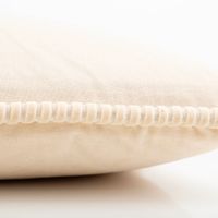 Quadratisches Samtkissen 45x45 cm in Dove White mit feiner Kederumrandung für einen eleganten Look - von der Seite