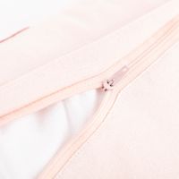 Rechteckiges Samtkissen 40x60 cm mit breiten rosa und cremefarbenen Streifen – elegantes Dekokissen Mika mit weichem, glänzendem Stoff - mit offenem Reissverschluss