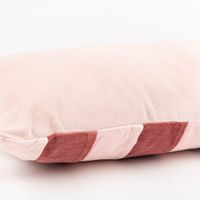 92487-Dekokissen-Samtkissen-Mika-Streifen-rosa-40x60cm-IMG-7120.jpg Rechteckiges Samtkissen 40x60 cm mit breiten rosa und cremefarbenen Streifen – elegantes Dekokissen Mika mit weichem, glänzendem Stoff - von der Seite