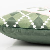 Quadratisches Dekokissen 45x45 cm in Grün mit Rauten-Muster und weihnachtlichem Motiv eines roten Nussknackers, umgeben von Tannenzweigen, Stechpalmenblättern und Weihnachtskugeln - von der Seite