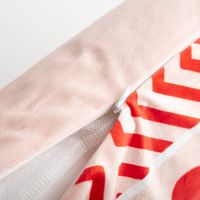 Rechteckiges Dekokissen 30x50 cm in Rosa mit rotem Samtaufdruck "WHATEVER" und grafischem Zickzack-Muster am Rand - mit offenem Reissverschluss