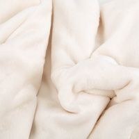 92496-Kuscheldecke-Jade-mit-Kettelrand-superflauschig-weich-Dove-White-130x180cm-IMG-7147.jpg Superflauschige Kuscheldecke Jade in Dove White, 130x180 cm groß, zusammengerollt mit schwarzem Kettelrand und Verpackungsband von Unique Living - Detailaufnahme