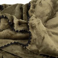92497-Kuscheldecke-Jade-mit-Kettelrand-superflauschig-weich-Winter-Green-130x180cm-IMG-7153.jpg Superflauschige Kuscheldecke Jade in der Farbe Winter Green, 130x180 cm groß, zusammengerollt mit schwarzem Kettelrand und Banderole von Unique Living - Detailaufnahme