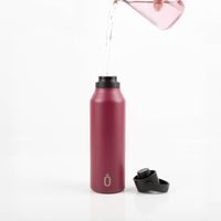 92499-Trinkflasche-Runbott-MII-600ml-Pomegranate-geschmacksneutral--BPA-frei-und-auslaufsicher-IMG-7000-Bearbeitet.jpg Trinkflasche Runbott MII 600ml in Pomegranate-Rot, BPA-frei, geschmacksneutral, auslaufsicher und doppelwandig isoliert mit schwarzem Deckel und praktischem Tragehenkel - mit Wasser einschenkend