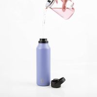 Runbott MII Trinkflasche 600ml in Lavender Lila mit schwarzem Deckel und Henkel, geschmacksneutral, BPA-frei, doppelwandig isoliert und auslaufsicher - mit Wasser einschenkend