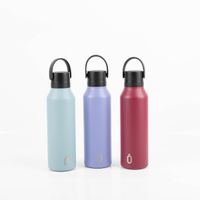 Runbott MII Trinkflasche 600ml in Lavender Lila mit schwarzem Deckel und Henkel, geschmacksneutral, BPA-frei, doppelwandig isoliert und auslaufsicher - in Szene gesetzt