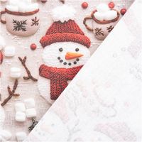 Baumwollstoff Popeline mit Digitaldruck: fröhliche Schneemänner mit roten Mützen und Schals, Marshmallows, Tassen Kakao und Beeren auf grauem Hintergrund - mit Rueckseite