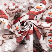 92510-Baumwollstoff-Popeline-Digitaldruck-Weihnachtsstoff-Marshmallow-Schneemaenner-grau-rot1-47m-Breite-IMG-7179.jpg Baumwollstoff Popeline mit Digitaldruck: fröhliche Schneemänner mit roten Mützen und Schals, Marshmallows, Tassen Kakao und Beeren auf grauem Hintergrund - kunstvoll eingedreht in Falten