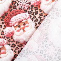 Baumwoll-Popeline mit Digitaldruck, Weihnachtsstoff in Beige, Leopardenmuster, rosa Schneeflocken und fröhliche Weihnachtsmänner mit roten Mützen - mit Rueckseite