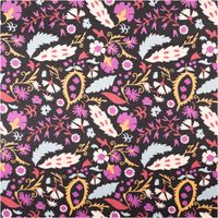 92514-Cord-Stoff-Feincord-Alio2-Blumen-Blaetter-schwarz-lila-1-4m-Breite-IMG-7182.jpg Feincord Stoff mit floralem Muster: bunte Blumen und Blätter in Lila, Gelb, Hellblau, Rot und Weiß auf schwarzem Hintergrund - Vollansicht