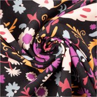 92514-Cord-Stoff-Feincord-Alio2-Blumen-Blaetter-schwarz-lila-1-4m-Breite-IMG-7185.jpg Feincord Stoff mit floralem Muster: bunte Blumen und Blätter in Lila, Gelb, Hellblau, Rot und Weiß auf schwarzem Hintergrund - kunstvoll eingedreht in Falten