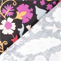 92514-Cord-Stoff-Feincord-Alio2-Blumen-Blaetter-schwarz-lila-1-4m-Breite-IMG-7186.jpg Feincord Stoff mit floralem Muster: bunte Blumen und Blätter in Lila, Gelb, Hellblau, Rot und Weiß auf schwarzem Hintergrund - mit Rueckseite