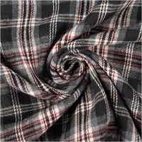 92521-Flanellstoff-brushed-yarn-died-checks-Karo-schwarz-rot-1-45m-Breite-IMG-7212.jpg Klassischer Flanellstoff mit Karomuster in schwarz, rot, grau und weiß – weich gebürstet, ideal für Hemden und gemütliche Kleidung - kunstvoll eingedreht in Falten