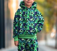 Kind in Hoodie und Hose aus Sweatstoff mit Fußball- und Sternenmuster in Dunkelblau-Grün