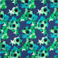 92524-Sweatstoff-aus-Baumwolle-Digitaldruck-Fussball-Sterne-dunkelblau-gruen-1-48m-Breite-IMG-7526.jpg Dunkelblauer Baumwoll-Sweatstoff mit Digitaldruck: grüne und schwarze Fußbälle, umgeben von grünen und weißen Sternen sowie farbigen Pinselstrichen - Vollansicht