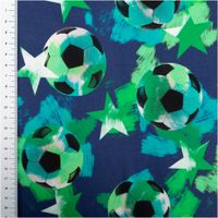 92524-Sweatstoff-aus-Baumwolle-Digitaldruck-Fussball-Sterne-dunkelblau-gruen-1-48m-Breite-IMG-7528.jpg Dunkelblauer Baumwoll-Sweatstoff mit Digitaldruck: grüne und schwarze Fußbälle, umgeben von grünen und weißen Sternen sowie farbigen Pinselstrichen - mit Massband