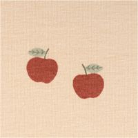 Beiger Baumwolljersey mit kleinen roten Äpfeln und grünen Blättern als Muster. Weicher, elastischer Jersey – ideal für Kinderkleidung und Shirts - Detailaufnahme