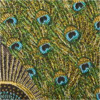 Jacquard Dekostoff mit opulentem Muster, zeigt farbenprächtige Pfauen in Blau und Grün, goldene Ornamente, Blumen und Blätter auf dunklem Hintergrund - Nahaufnahme