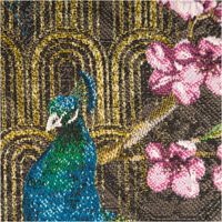 Jacquard Dekostoff mit opulentem Muster, zeigt farbenprächtige Pfauen in Blau und Grün, goldene Ornamente, Blumen und Blätter auf dunklem Hintergrund - Detailaufnahme