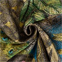 92526-Jacquard-Dekostoff-Peacock-Extravagant-Pfau-blau-gruen-1-4m-Breite-IMG-7698.jpg Jacquard Dekostoff mit opulentem Muster, zeigt farbenprächtige Pfauen in Blau und Grün, goldene Ornamente, Blumen und Blätter auf dunklem Hintergrund - kunstvoll eingedreht in Falten