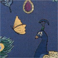 Gobelin Premium Dekostoff blau mit detailreichen Pfauen, Blumenranken, Blättern und Schmetterlingen, reich verziert, edler floraler Tierprint - Detailaufnahme