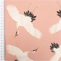 92530-Baumwollstoff-Dekostoff-Crane-Bird-Dream-Kraniche-rosa-1-4m-IMG-7590.jpg Baumwollstoff Dekostoff in Rosa mit elegantem Kranich-Motiv – weiße Kraniche mit schwarzen Flügelspitzen und rotem Kopfdetail im Crane Bird Dream Design - mit Massband