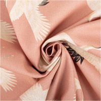 92530-Baumwollstoff-Dekostoff-Crane-Bird-Dream-Kraniche-rosa-1-4m-IMG-7591.jpg Baumwollstoff Dekostoff in Rosa mit elegantem Kranich-Motiv – weiße Kraniche mit schwarzen Flügelspitzen und rotem Kopfdetail im Crane Bird Dream Design - kunstvoll eingedreht in Falten